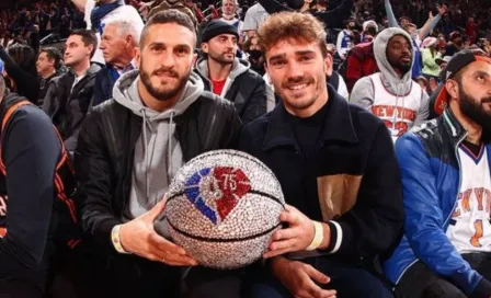 Griezmann y Koke celebran la Navidad en un partido de NBA