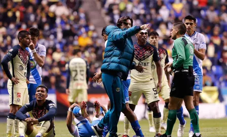 América: Santiago Solari fue expulsado tras meterse al campo a reclamarle al árbitro 