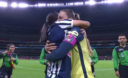 Janelly Farías y Rebeca Bernal protagonizaron emotivo abrazo previo al América vs Rayadas