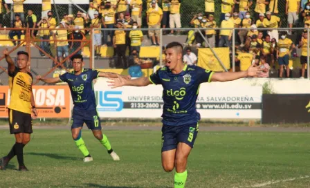 Video: Jahir Barraza marcó un golazo de media cancha con el Santa Tecla