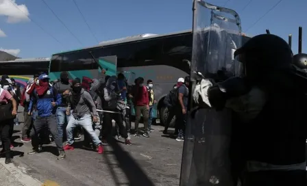 Ayotzinapa: Estudiantes se enfrentaron a la Guardia Nacional para exigir justicia para los 43