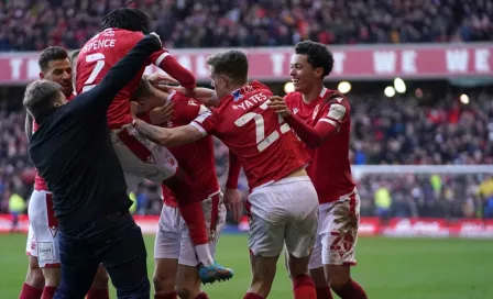 Hooligan de Leicester City ingresó a la cancha a golpear a los jugadores del Nottingham Forest