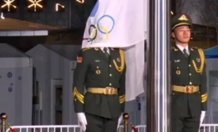 Beijing 2022: Soldado chino vivió 'vergonzoso' momento con la bandera de los JJ.OO