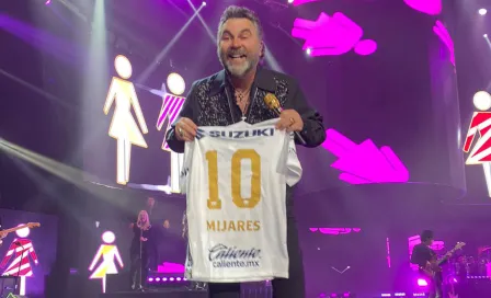 Pumas: Mijares recibió jersey personalizado de los universitarios en concierto