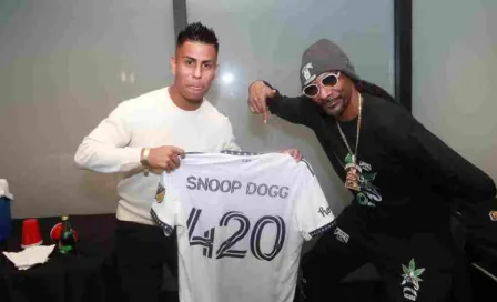 Efraín Álvarez se reunió con Snoop Dogg para darle el nuevo jersey de LA Galaxy