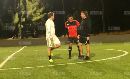 Emilio Azcárraga echó 'cascarita' con amigos en cancha de la CDMX