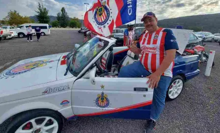 Chivas: Aficionado tuneó su vehículo con los colores Rojiblancos