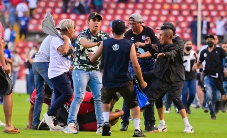 Querétaro vs Atlas: Barras de ambos equipos invadieron la cancha y armaron campal