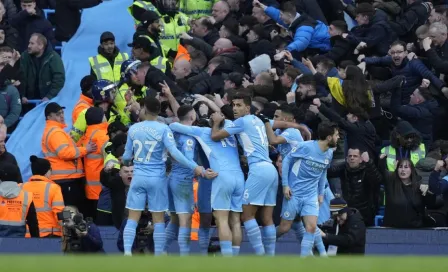 Manchester City venció al United con dobletes de Kevin de Bruyne y Riyad Mahrez