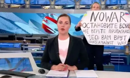 Video: Mujer interrumpió noticiero ruso con un cartel en contra de la guerra