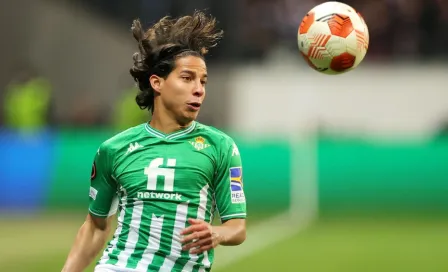 Europa League: Guido Rodríguez defendió a Diego Lainez tras recibir golpe de Kostic