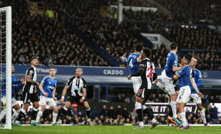 Premier League: Aficionado se ató del cuello a un poste e irrumpió el partido entre Everton y Newcastle