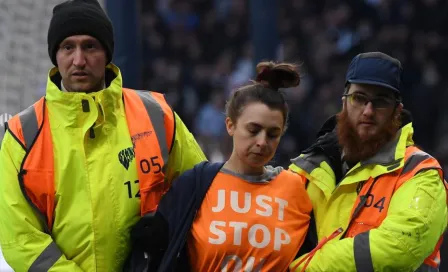 Tottenham: Dos manifestantes saltaron al campo en contra de los acuerdos petroleros de UK