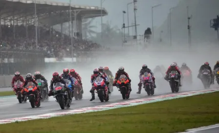 MotoGP Indonesia: Rayo cayó en medio de la pista y una mujer hace un ritual para alejar la lluvia