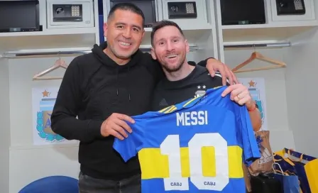 Argentina: Juan Román Riquelme regaló playera de Boca Juniors a Lionel Messi