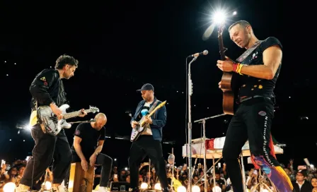 Video: Fan subió a tocar con Coldplay en su segundo concierto en Monterrey