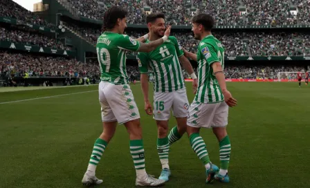 Lainez y Guardado: Betis goleó al Osasuna y mantiene la esperanza viva en Champions