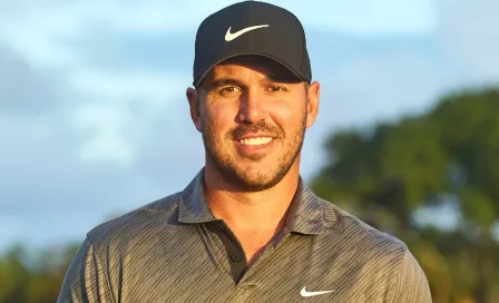 Brooks Koepka, estrella del golf, arrebató celular a fanático tras competición