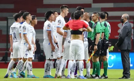 Toluca vs Rayados: Árbitro 'culpó' a Montes ante reclamos de jugadores de Monterrey por agónico penalti