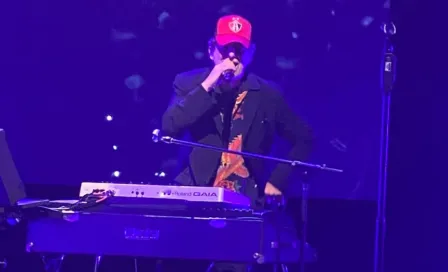 Atlas: Andrés Calamaro portó gorra de los rojinegros en concierto