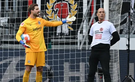 Bundesliga: Aficionados se ataron a los postes e interrumpieron el Eintracht-Friburgo