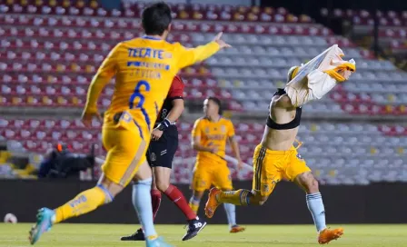 VIDEO: Vigón trató de impedir que Soteldo se quitara la playera en festejo de gol de Tigres