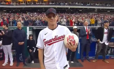 Video: Tom Hanks, acompañado por Wilson, lanzó la primera bola de los Guardians