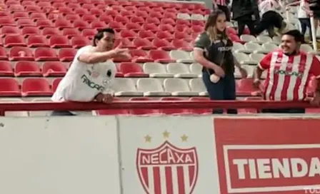 Video: Aficionado del Necaxa arrojó cenizas de su padre en el Estadio Victoria