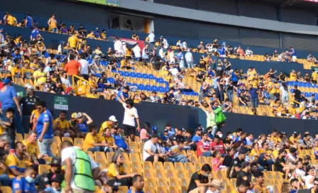 Tigres-Toluca: Vendedor de cerveza fue captado rebajando la bebida con agua en El Volcán