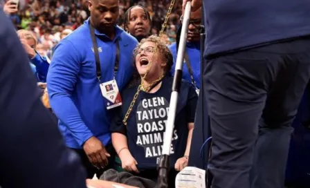 NBA: Mujer se encadena a poste durante el juego entre Minnesota y Memphis