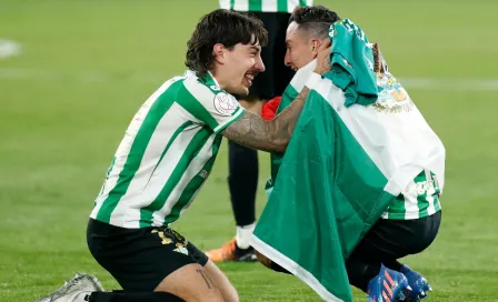 Guardado y Lainez: Betis celebró con júbilo el paseo de la Copa del Rey por Sevilla