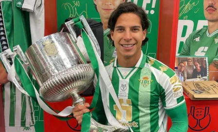 Diego Lainez: Posó con la Copa del Rey tras ser Campeón con el Betis