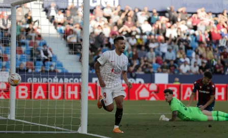 Tecatito Corona, en la convocatoria del Sevilla pese a problemas físicos