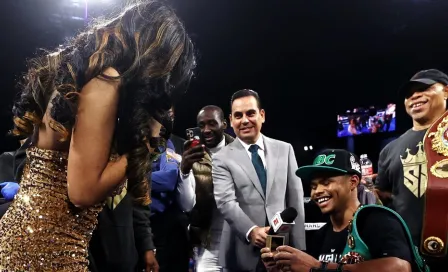 Shakur Stevenson se comprometió con su novia Young Lyric sobre el ring tras vencer a Óscar Valdez