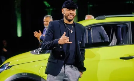 Neymar: Recibió un coche eléctrico personalizado, su nuevo "juguete"