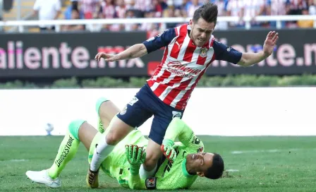 Chivas: Canelo Angulo sufrió fractura de peroné ante Pumas