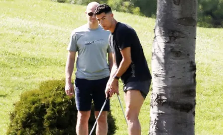 Cristiano Ronaldo fue visto jugando golf en Inglaterra; los rumores de su futuro aumentan