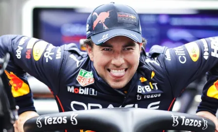 Video: Checo Pérez hizo broma a integrante de Red Bull