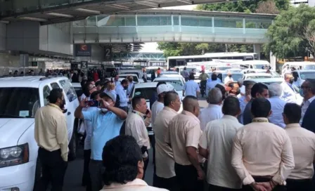 CDMX: Taxistas bloquean accesos a terminales 1 y 2 del AICM