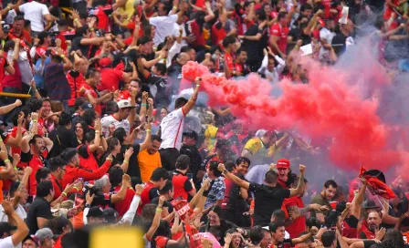 Atlas: Afición rojinegra festejó triunfo vs Tuzos en la glorieta de los Niños Héroes