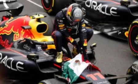 Checo Pérez: El piloto mexicano recibió la bandera de México del oficial de pista