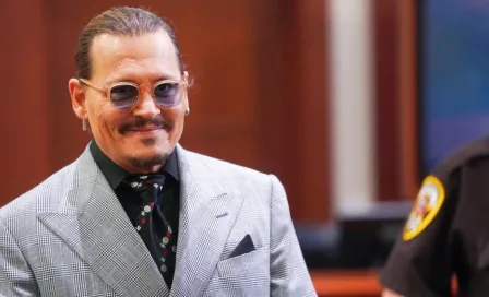 Johnny Depp: Actor lució gorra de Diablos de Tepic firmando carta de agradecimiento