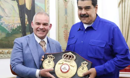 AMB: Nicolás Maduro recibió cinturón como campeón honorario del organismo