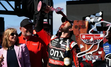 Checo Pérez felicitó a Daniel Suárez por su triunfo en la NASCAR