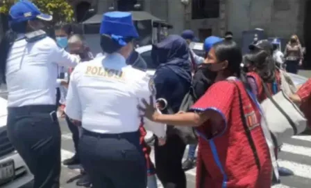 CDMX: Policías fueron captados dando jalones a mujeres indígenas