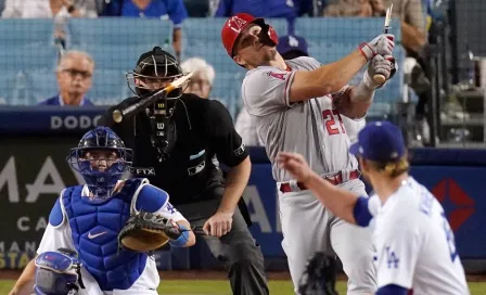 Video: Umpire fue golpeado por un bat roto de Mike Trout en un partido de los Dodgers