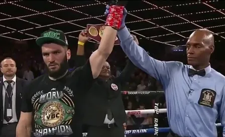 Beterbiev conquistó el cetro Semipesado de la OMB y extendió su invicto tras noquear a Smith