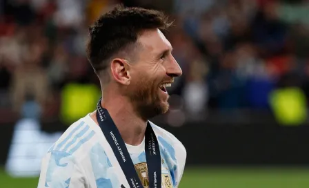 Video: Messi cumple el sueño de unos fanáticos en una piscina durante sus vacaciones