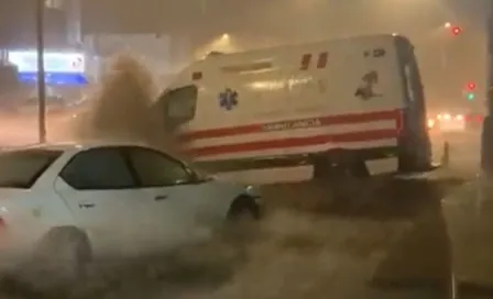 Video: Ambulancia en Tlalpan fue arrastrada por corriente de agua debido a fuertes lluvias