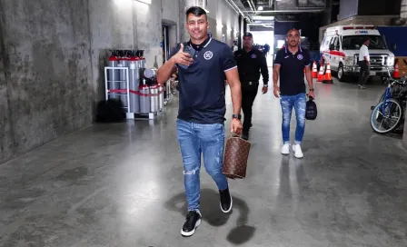 Iván Morales posó con un muñeco de cartón en fotografía con jugadores de Cruz Azul